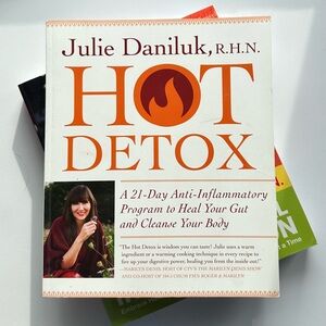 Julie Daniluk Book Bundle – Hot Detox & Meals That Heal Inflammation